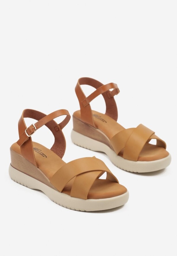 Beżowe Sandały na Koturnie z Przeplatanymi Paskami Pollivra