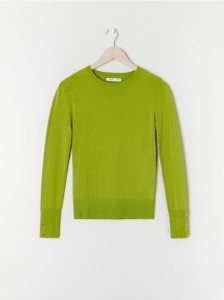 Sweter z ozdobnymi guzikami - zielony