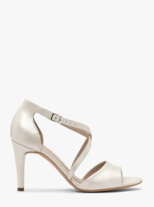 Perłowe sandały na szpilce