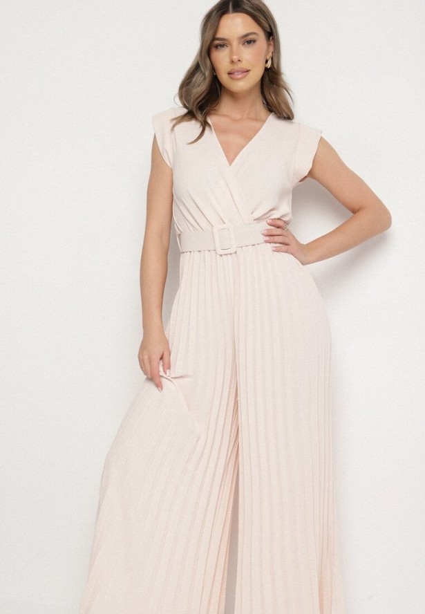 Beżowy Kombinezon o Kopertowym Kroju z Plisami i Paskiem w Talii Salivania