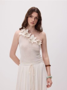 Top z kwiatową aplikacją - kremowy