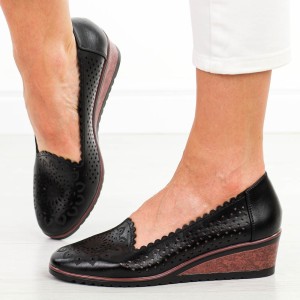 Czarne ażurowe czółenka damskie na koturnie Vinceza 58471