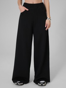 4F Spodnie dresowe z szerokimi nogawkami damskie - czarne S