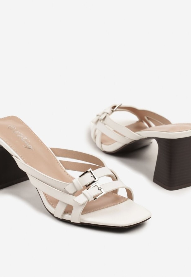 Białe Klapki na Słupku z Ozdobnymi Klamrami Nevale