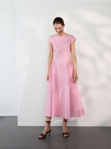 Sukienka midi z zakładkami - różowy