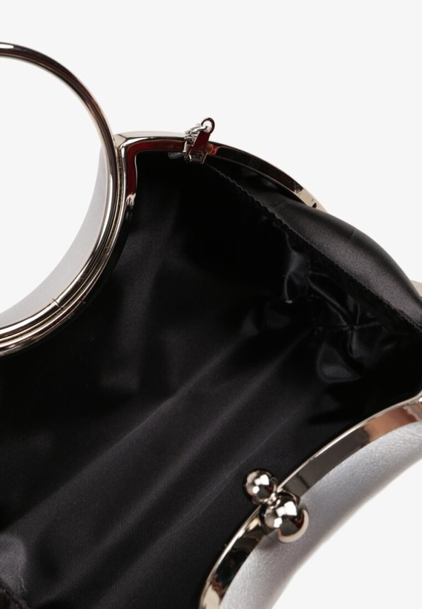 Srebrna Torebka Kopertówka z Metaliczną Ozdobą z Łańcuszkiem i Uchwytem Zarienna