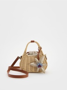 Pleciona torebka koszyk z zawieszką - kremowy