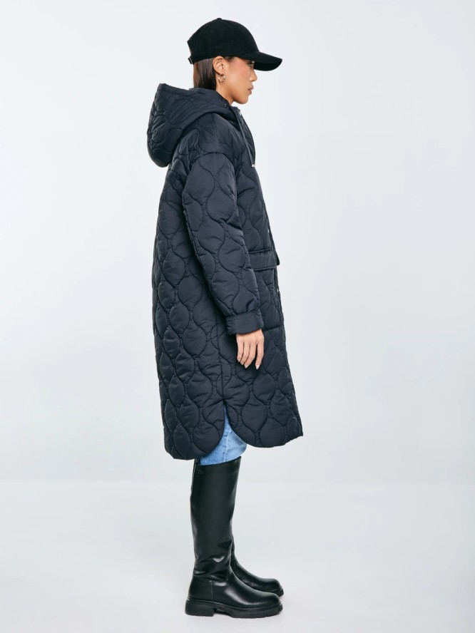 Płaszcz damski oversize z ozdobnym pikowaniem czarny Kinnetisa 906