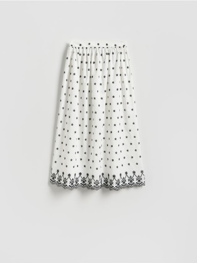 Spódnica z ażurowym haftem - biały