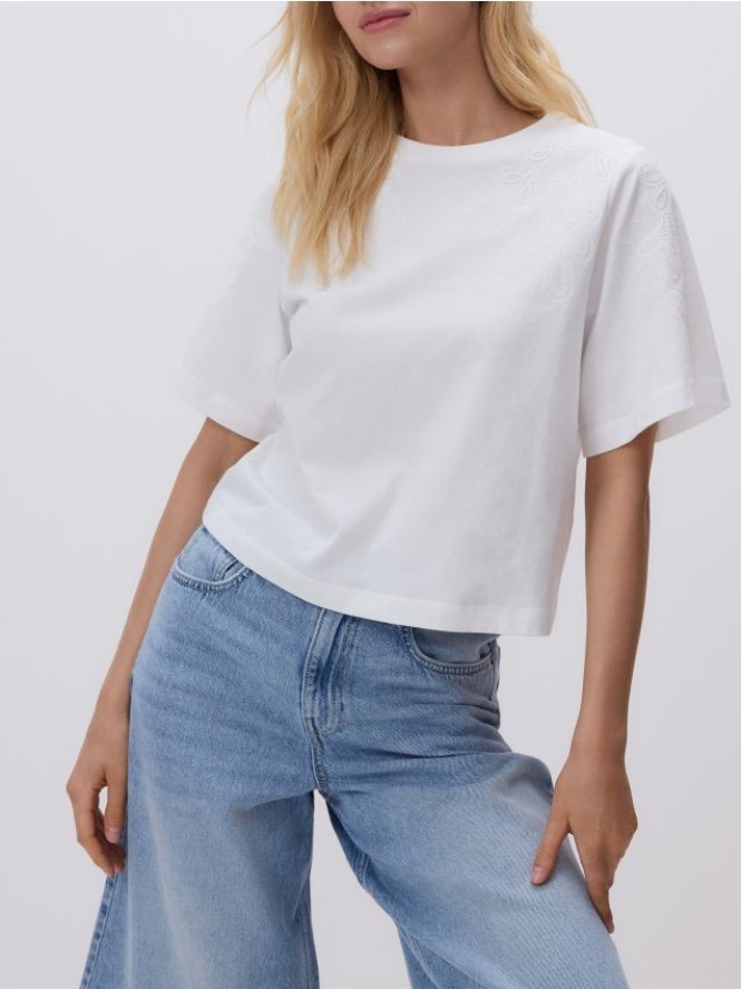 T-shirt z haftem - złamana biel