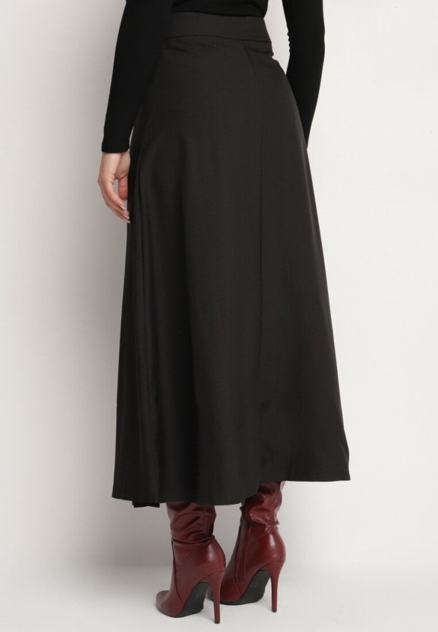 Czarna Trapezowa Spódnica Plisowana z Wiskozą Ozdobiona Klamrą Calemi