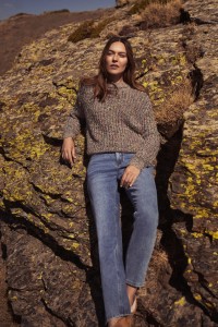 Sweter ozdobiony kolorową nitką szary