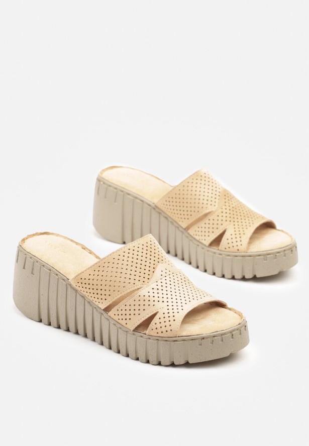 Ciemnobeżowe Klapki Vices na Koturnie z Perforacją Sarvelina