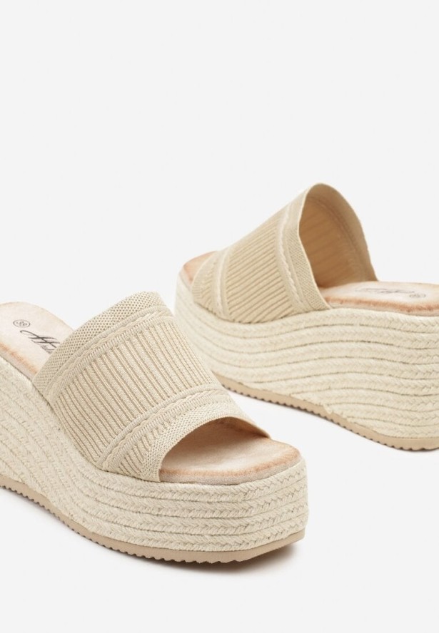 Beżowe Klapki na Koturnie w Stylu Boho z Tłoczoną Cholewką Neorwynne