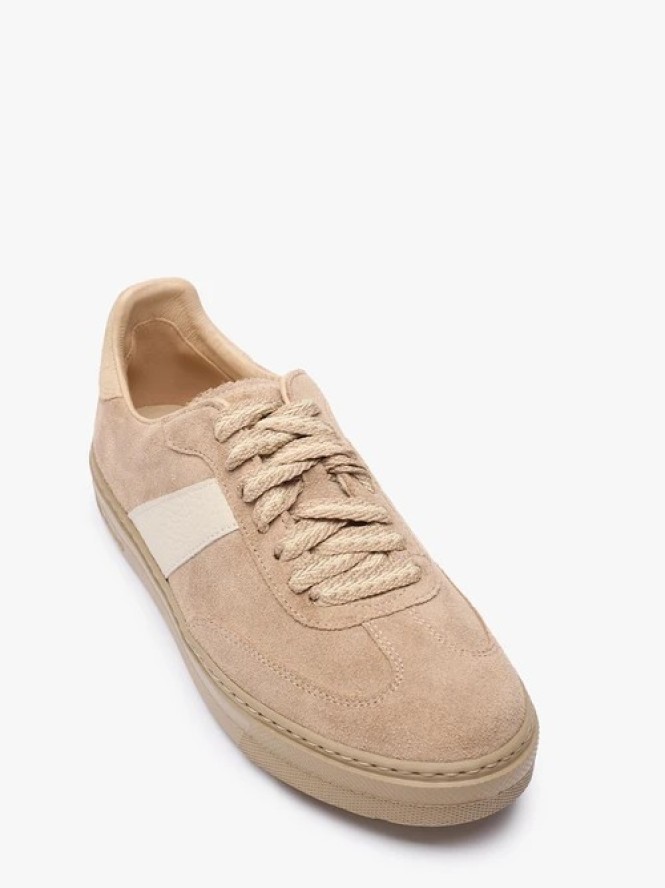 Piaskowe sneakersy z jasnym paskiem