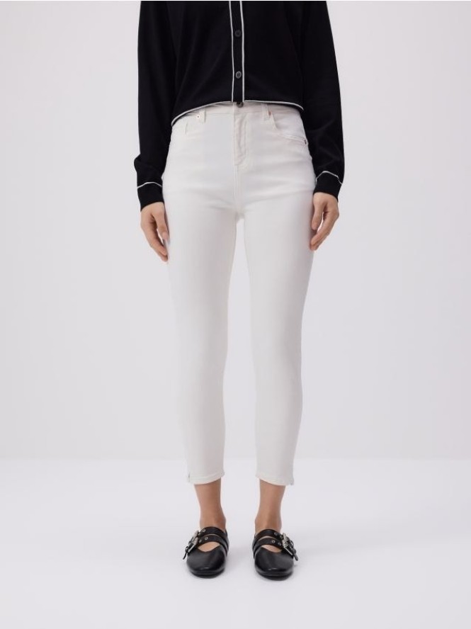 Jeansy slim push up - biały