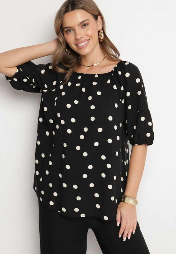 Czarna Bluzka ze Sztucznego Jedwabiu w Kropki z Dekoltem Łódką Lisavina