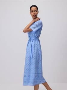 Koszulowa sukienka z ażurowym wzorem - jasnoniebieski