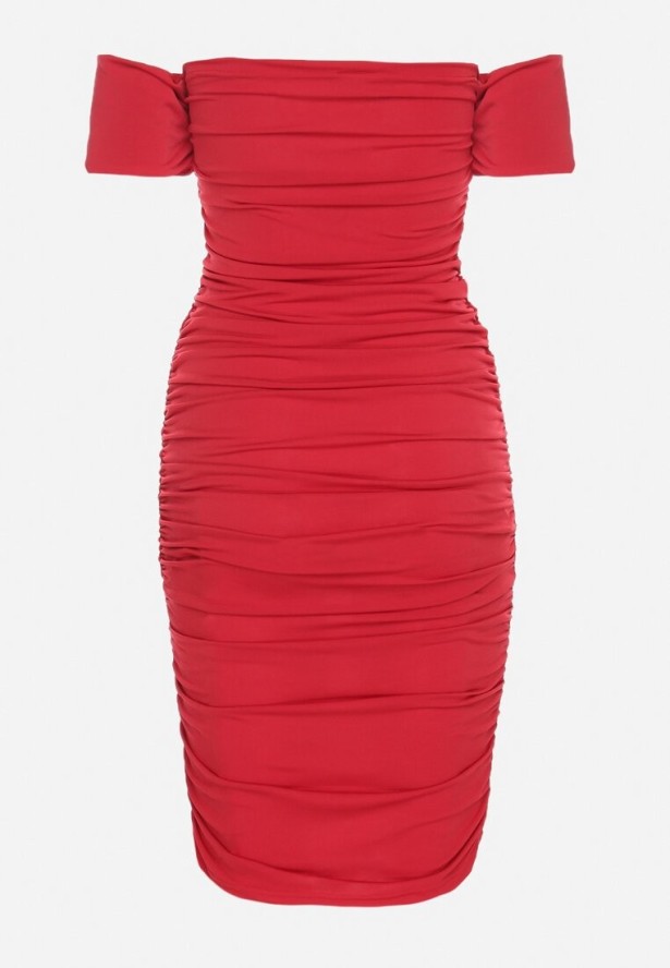Czerwona Sukienka o Dopasowanym Kroju z Odkrytymi Ramionami i Drapowaniem Tosoria