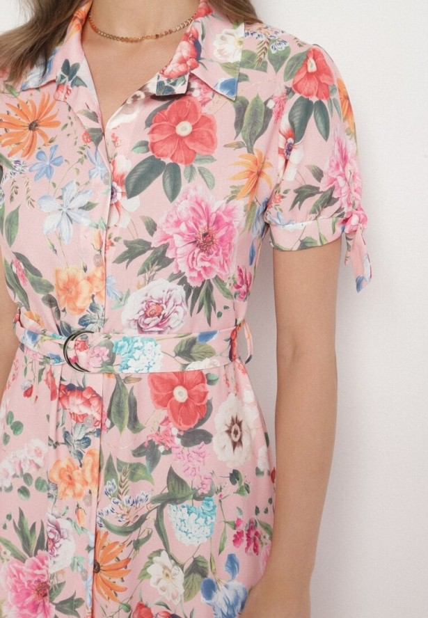 Różowa Rozkloszowana Sukienka o Koszulowym Kroju z Paskiem w Kwiatowy Wzór Fevelorine