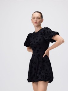 Sukienka bombka w kwiaty - czarny