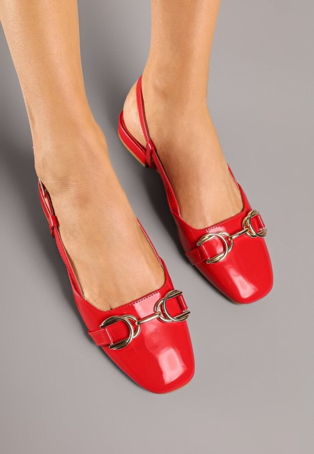 Czerwone Lakierowane Sandały Bez Pięty z Metalową Ozdobą Sonatiela