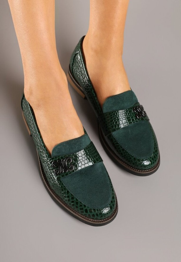 Zielone Lakierowane Mokasyny z Metalową Klamerką i Skórzaną Wkładką Solkia