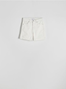 Jeansowe szorty z podwiniętymi nogawkami - biały