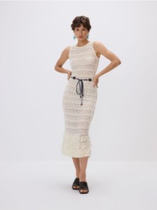 Dzianinowa sukienka z paskiem - złamana biel