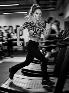 Sportowy crop top o dopasowanym kroju w zwierzęcy wzór - czarny