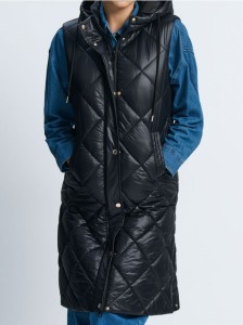 Długa pikowana kamizelka z kapturem - czarny