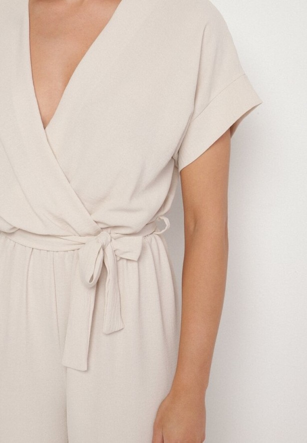 Beżowy Kombinezon o Kopertowym Kroju z Wiązanym Paskiem Tenirea