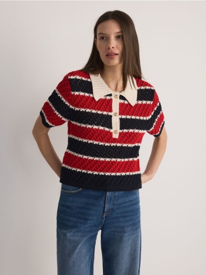 Ażurowy sweter z kołnierzem - czerwony