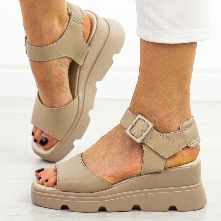 Beżowe skórzane sandały damskie na koturnie T.Sokolski L25-250