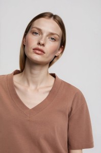 T-shirt z dekoltem w serek beżowy