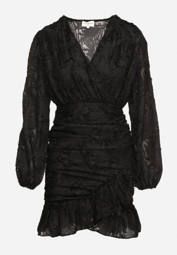 Czarna Kopertowa Sukienka Koronkowa z Bufiastymi Rękawami Falbankami i Marszczeniem Demeriana