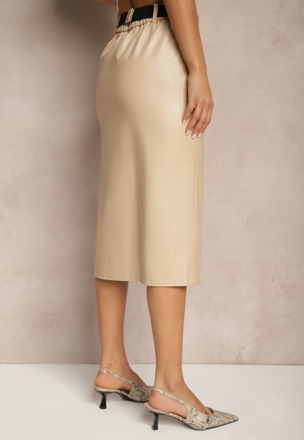 Jasnobeżowa Dopasowana Spódnica z Imitacji Skóry i Klamerką Poornam