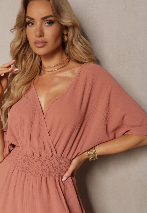 Ciemnoróżowy Kombinezon o Kopertowym Fasonie z Szerokim Luźnym Dołem i Kieszeniami Octoni