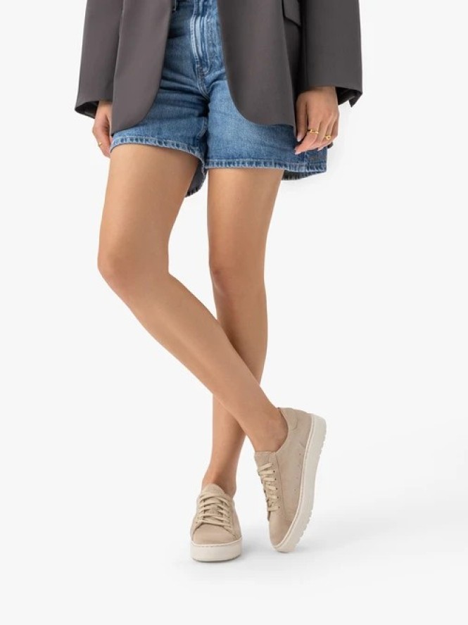 Piaskowe sneakersy ze skóry welurowej