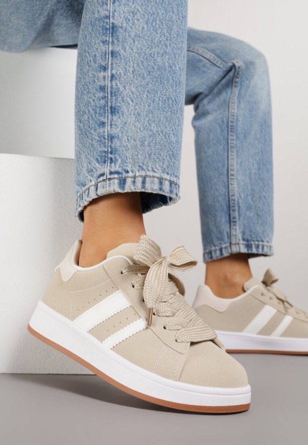 Beżowo-Białe Sneakersy z Ozdobnymi Naszywkami z Boku Galdexis