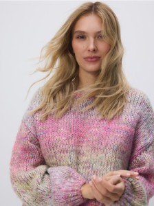 Sweter z obniżoną linią ramion - różowy