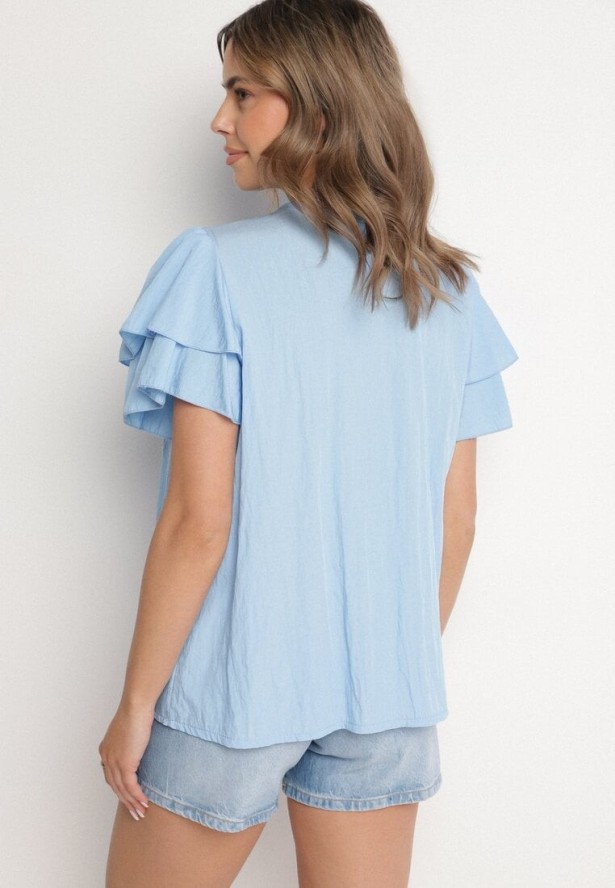 Jasnoniebieska Bluzka z Wiskozą o Trapezowym kroju z Falbankami i Elastyczną Wstawką Dorlimi