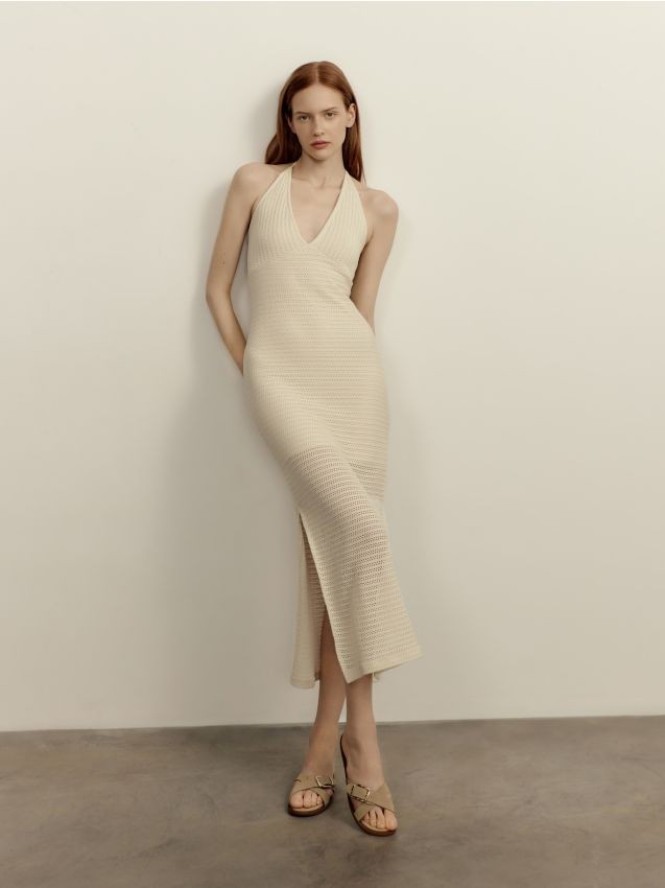 Sukienka w ażurowy wzór - złamana biel