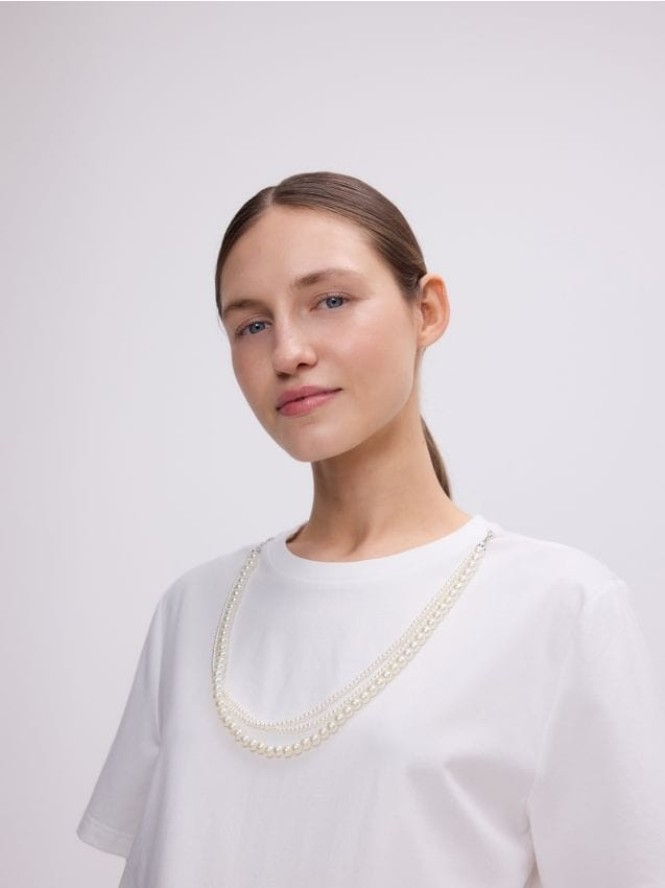 T-shirt z odpinanym zdobieniem - złamana biel