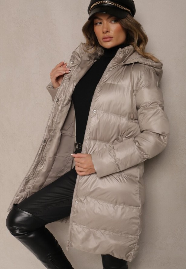 Beżowa Długa Kurtka z Kapturem Kieszeniami i Dwustronnym Suwakiem Zdobiona Pikowaniem Sanaviel