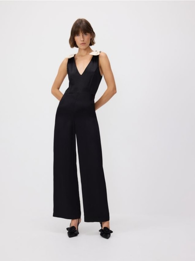 Kombinezon z kontrastowymi kokardami - czarny