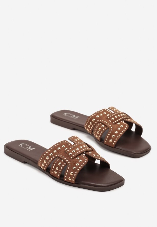 Brązowe Klapki z Przeplatanymi Paskami Zdobione Nitami Redanire