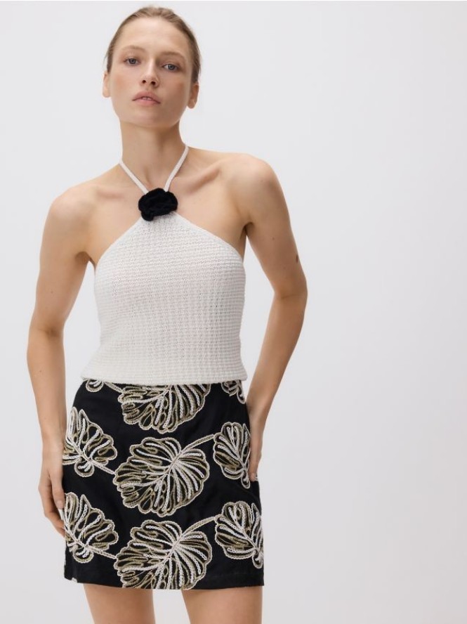 Spódnica mini z haftem - czarny