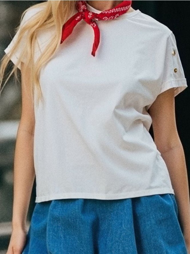 Bluzka z ozdobnymi guzikami - kremowy