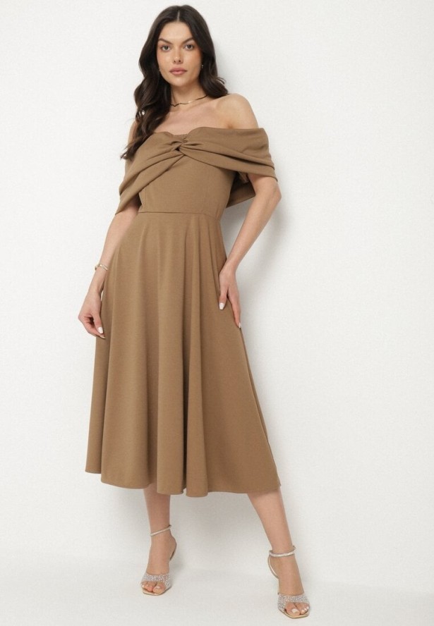 Brązowa Rozkloszowana Sukienka z Odsłoniętymi Ramionami i Drapowaniem Odilene